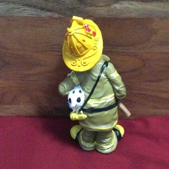 Fireman figuring funny with dog - Picture 2 of 5